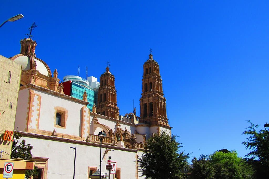 Paseando en pleno sol pero disfrutando de conocer