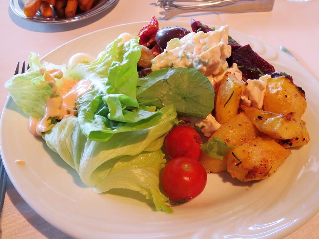 The salad buffet at Fogo de Chao is excellent (08/May/17).