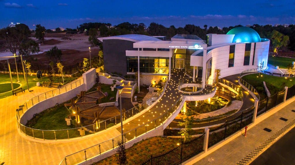 A digital planetarium has equipment and means of demonstration of the most advanced in the world