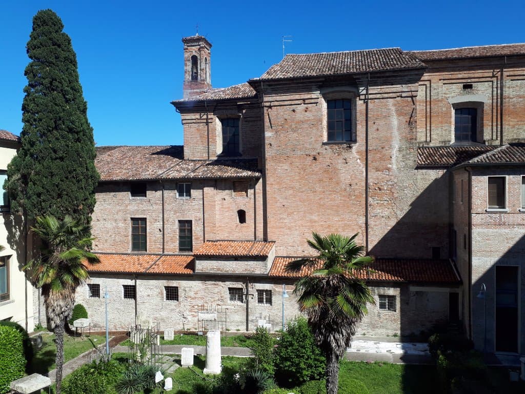 il cortile con il lapidario romano