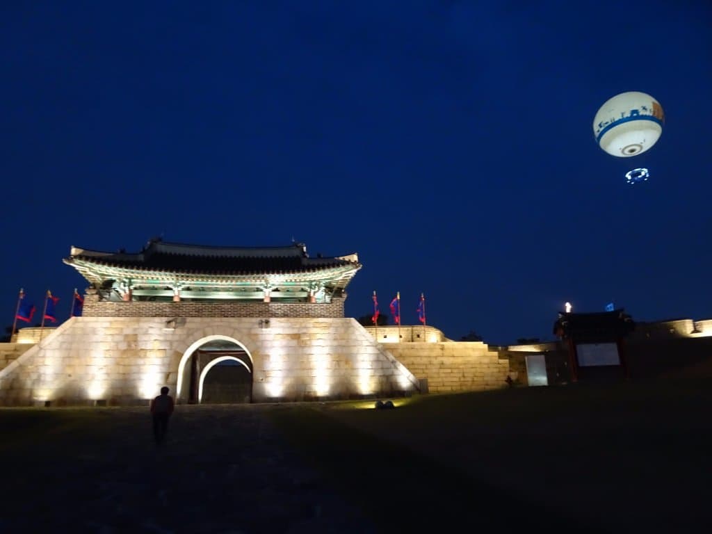 Puerta Changnyong y globo al fondo