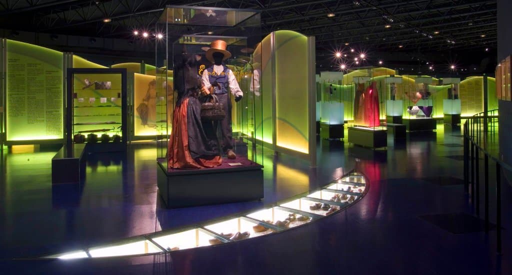 Musée de la Bresse-Domaine des Planons, exposition permanente sur le costume - Photo : dmd