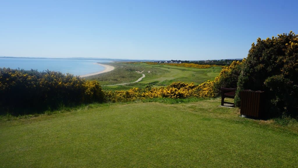 El tee del hoyo 7 es el más fotografiado del campo. Espectacular.