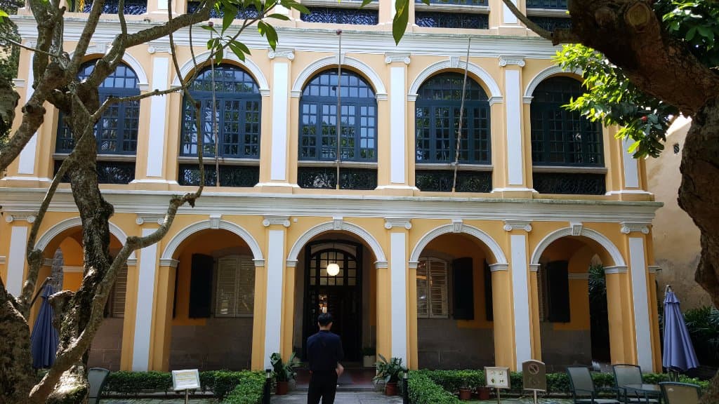 何東圖書館
