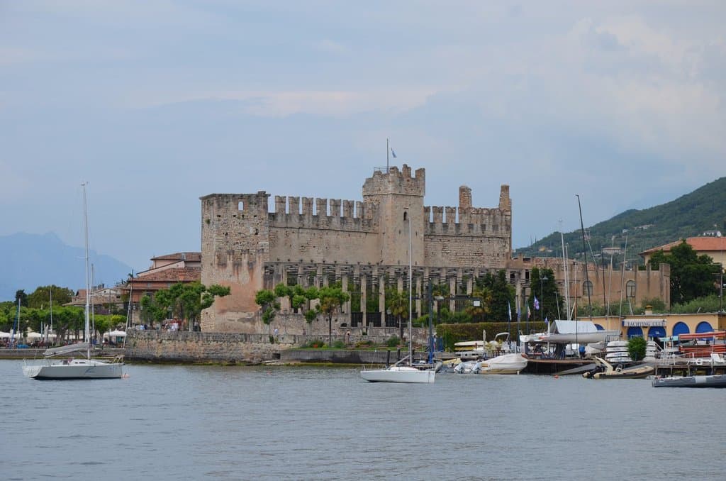 Castello di Torri von der Seeseite