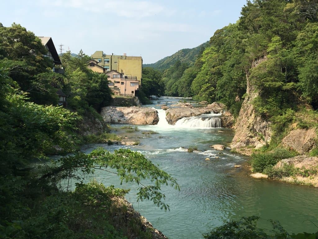 湯谷温泉の象徴的景観　板敷川（宇連川）の大滝