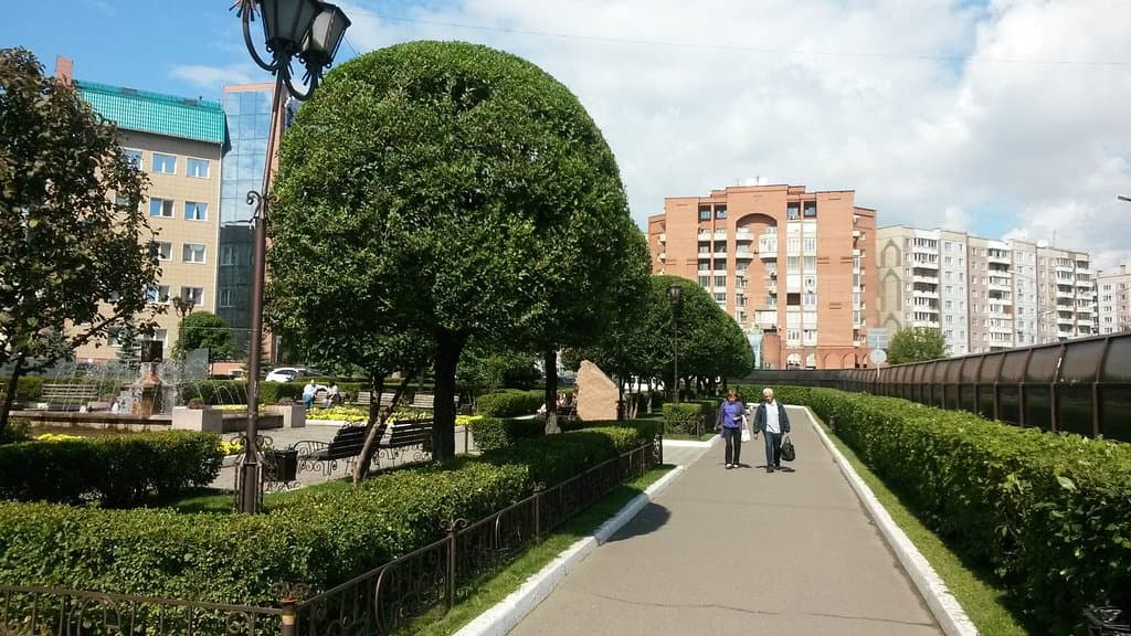 Справа защитная стена ..от звуков общественного транспорта .....