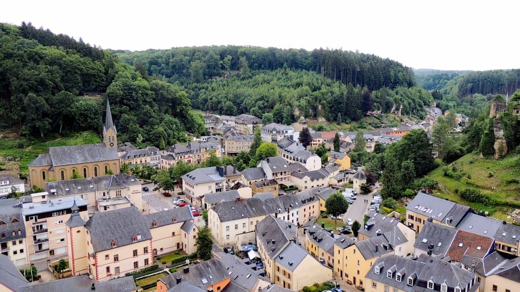 Vue sur  Larochette  // Sicht auf die Ortschaft Fels- www.mullerthal.lu