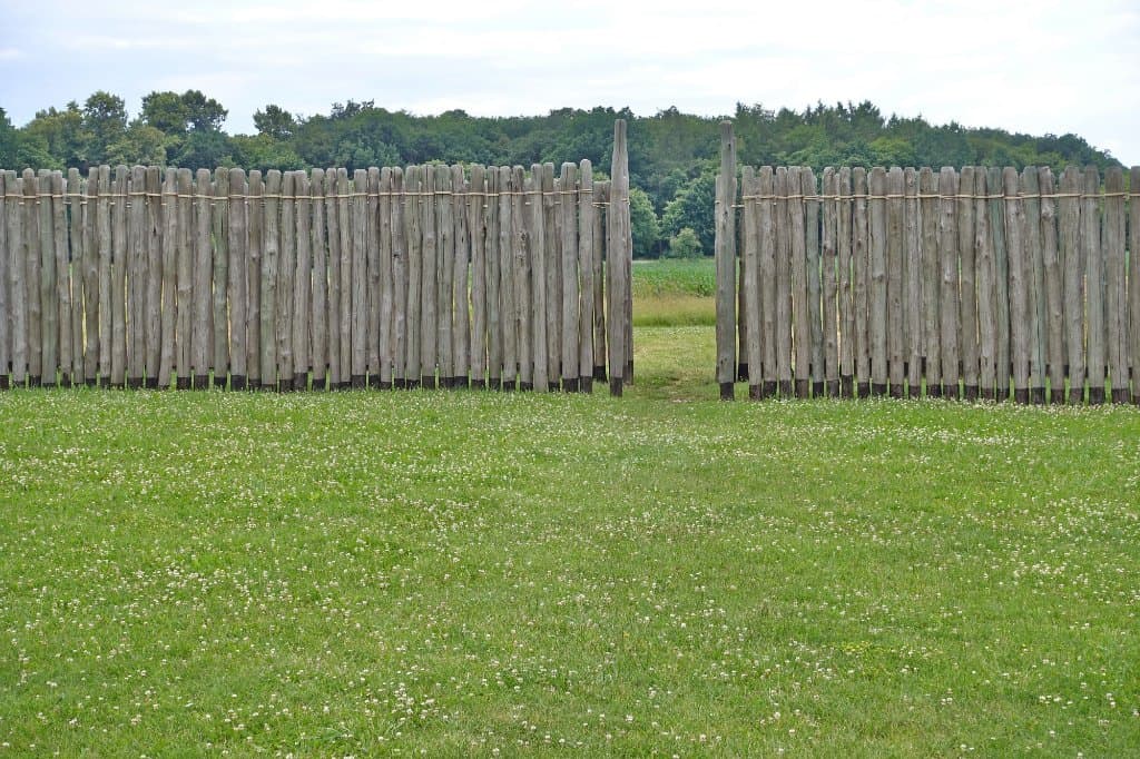 Eines der Tore, durch die am Tag der Sonnenwende das Licht einfällt