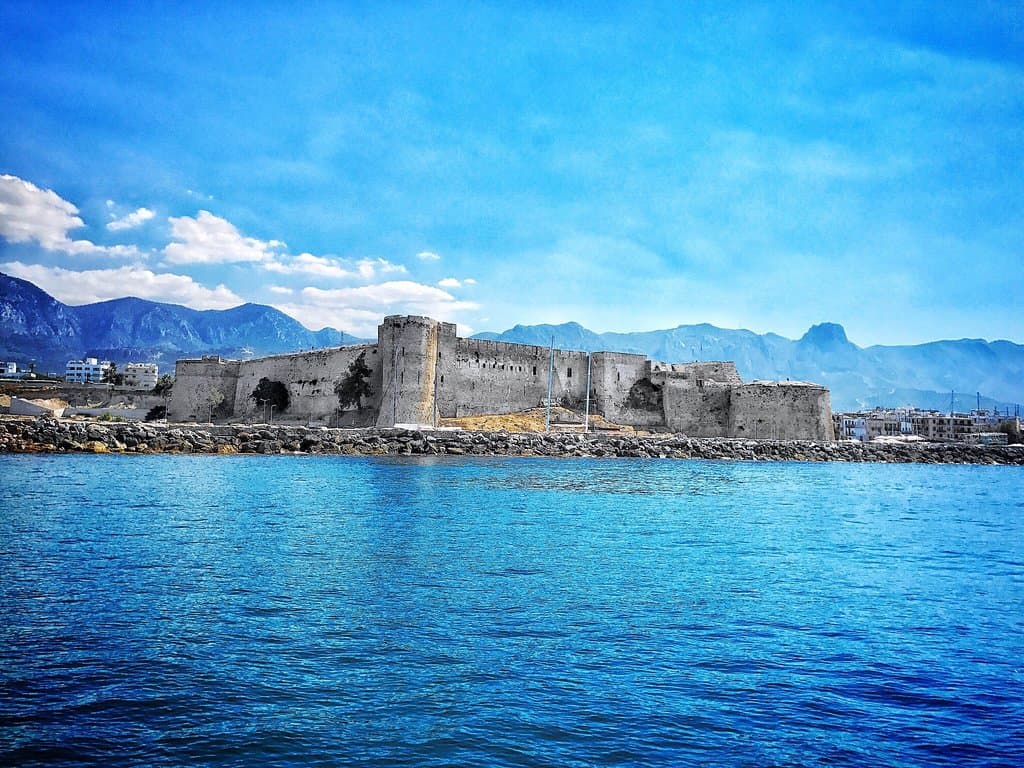 Girne kalesi kıyıda tekneden.