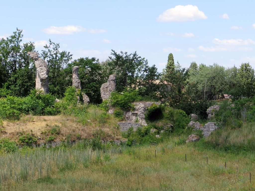 Resti di gradinate e gallerie