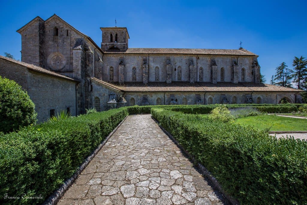 Nei giardini della prestigiosa Abbazia di Casamari