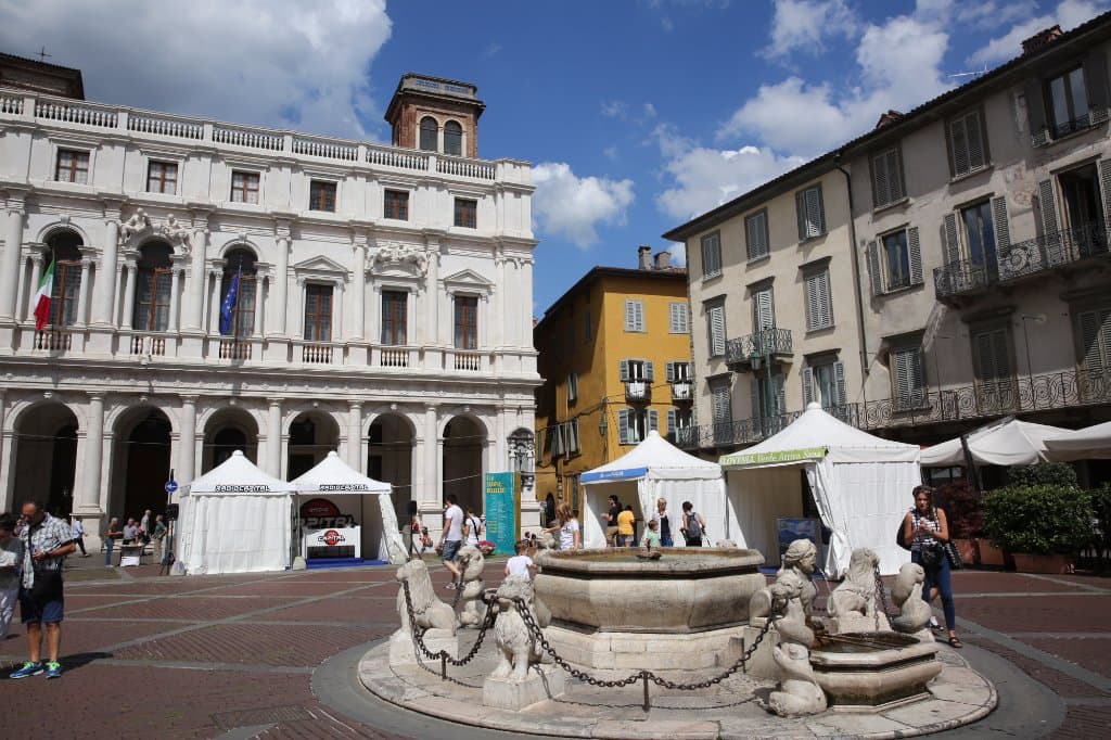 BERGAMO. Palazzo Scamozziano, Fontaine Contarini sur Piazza Vecchia.