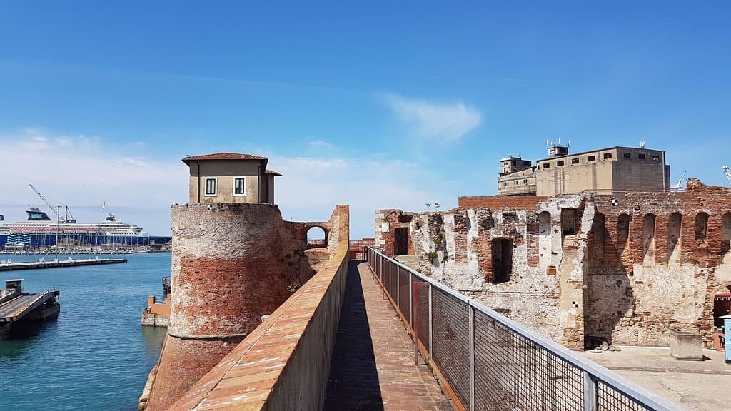 Spacer po murach obronnych.