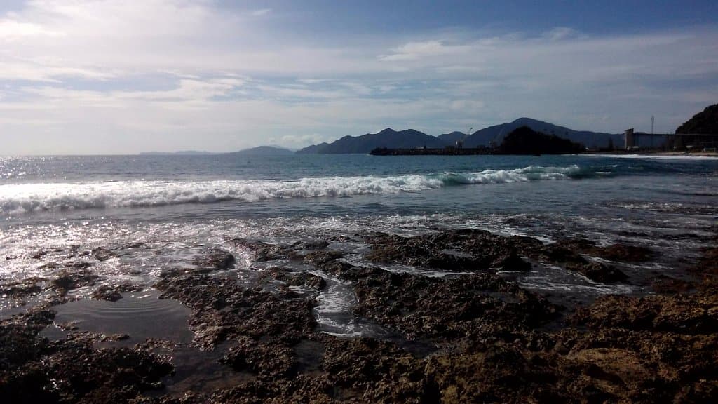 Syahdu dan sederhananya suasana Pantai Lhoknga