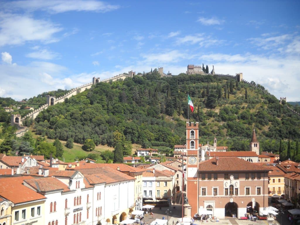 le mura in lontananza dal castello inferiore