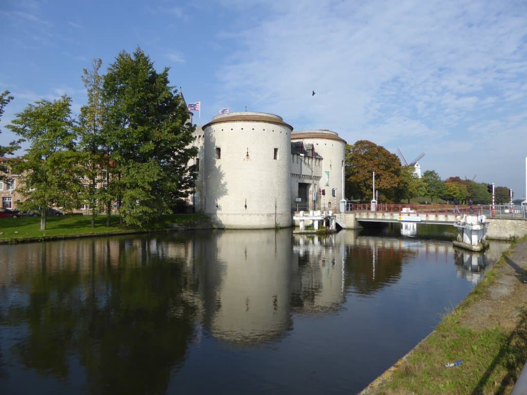 Kruispoort reflejada en el canal