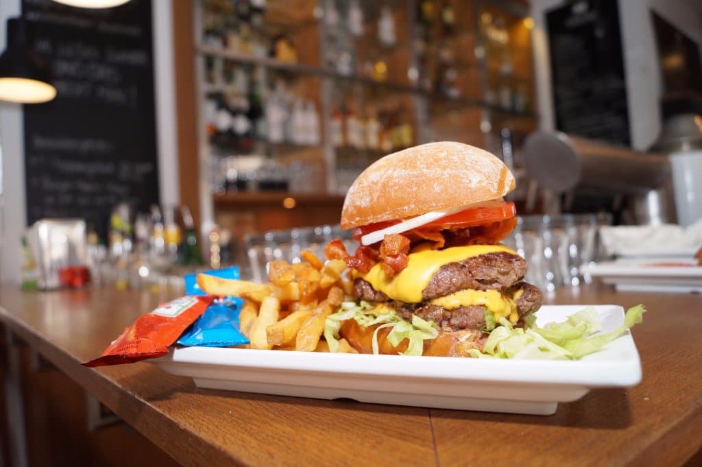 Double Beef Cheddar Bacon Burger und Pommes
