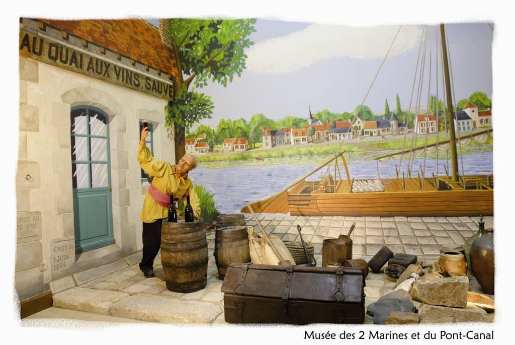 Un quai de Loire avec des marchandises. 