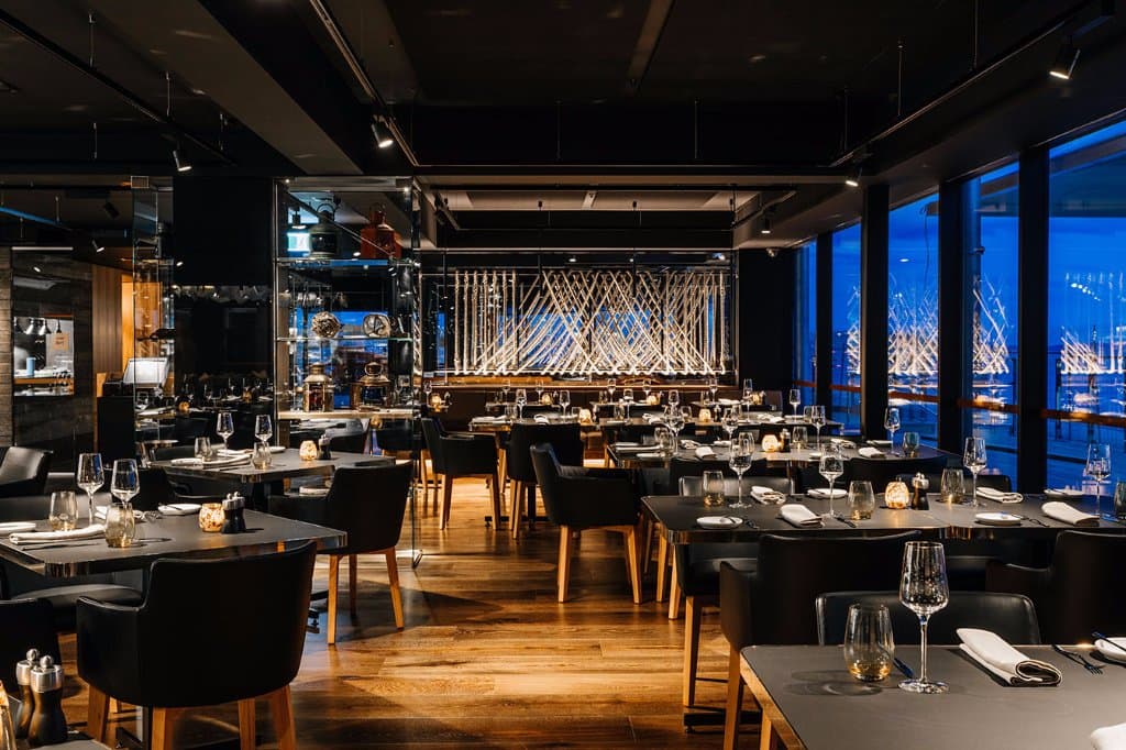 Exquisite decor with unparalleled views of Hobart and beyond. 
