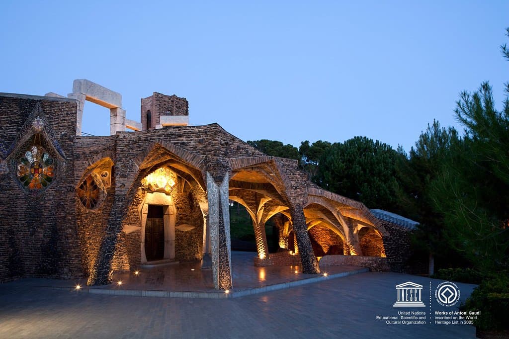 Cripta Gaudi de la Colonia Güell vista nocturna