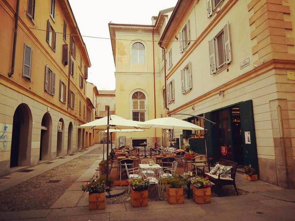 Una caratteristica via di Pavia , dove passeggiare e bere un buon caffè nei tanti locali