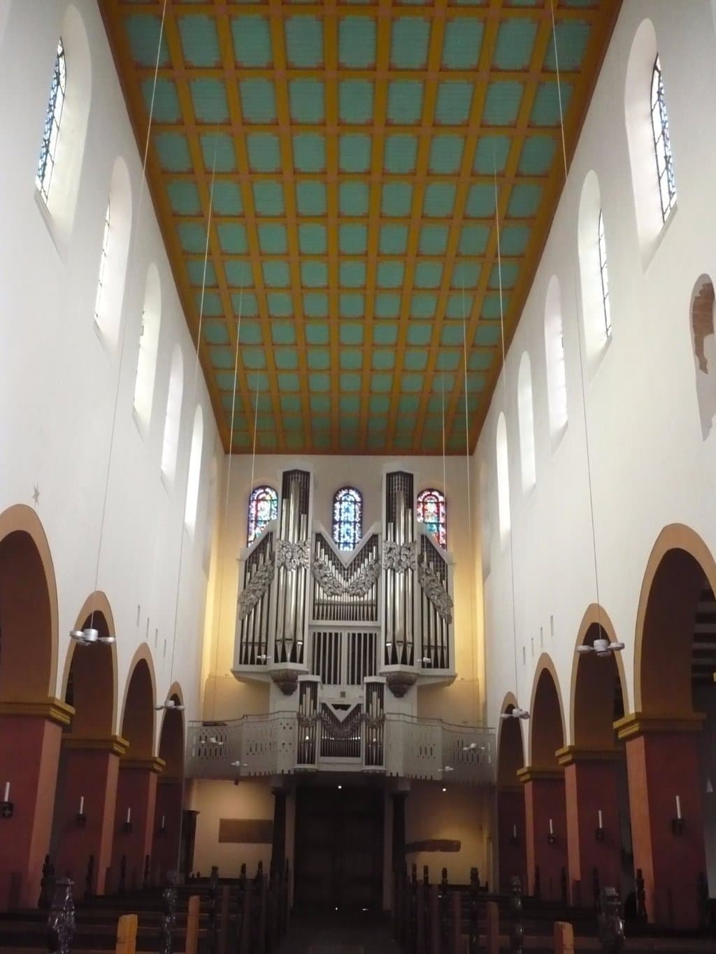 Im inneren der Basilika. Die Moderne Decken-Vertäfelung.