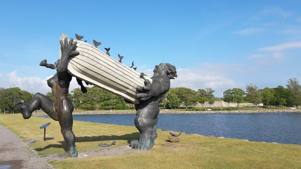 Suur Tõll and Piret Statues