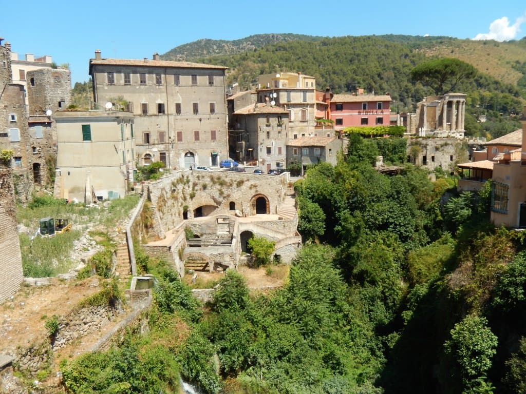 Panorama dal ponte Gregoriano, verso la valle dell'Inferno con Tempio di Vesta