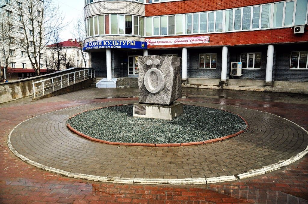 Прямо целый монумент, хорошо хоть не дворец