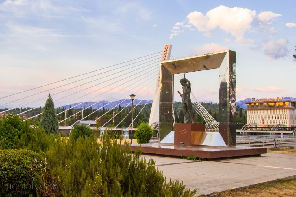 Памятник В.С. Высоцкому в ветреной Подгорице