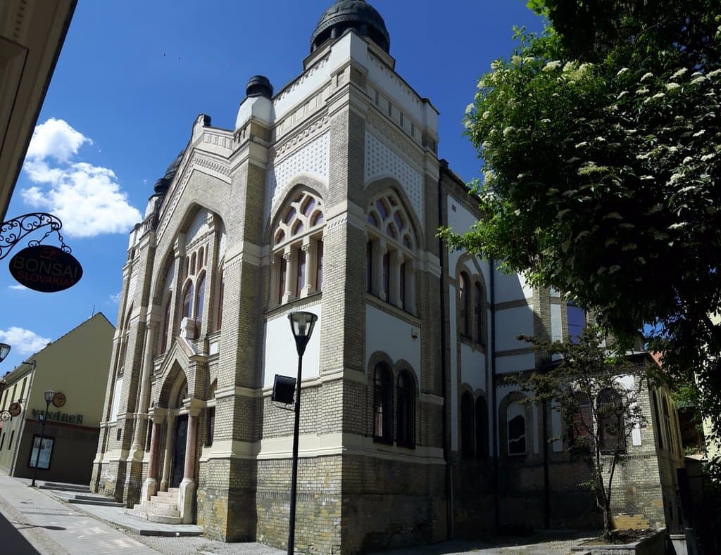 Ara sokakta bakımlı durumdaki Nitra Sinagogu