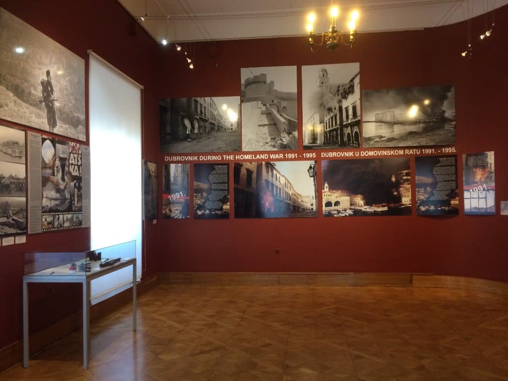 Paineis de fotos & fatos da Guerra dos Balcãs