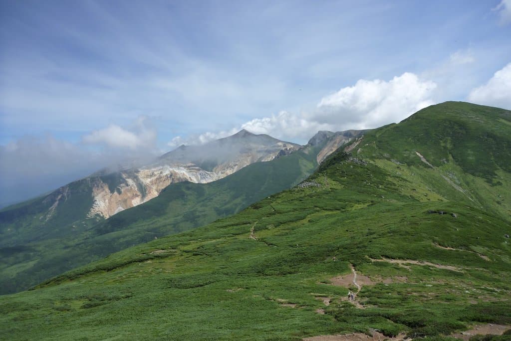 十勝岳を望む