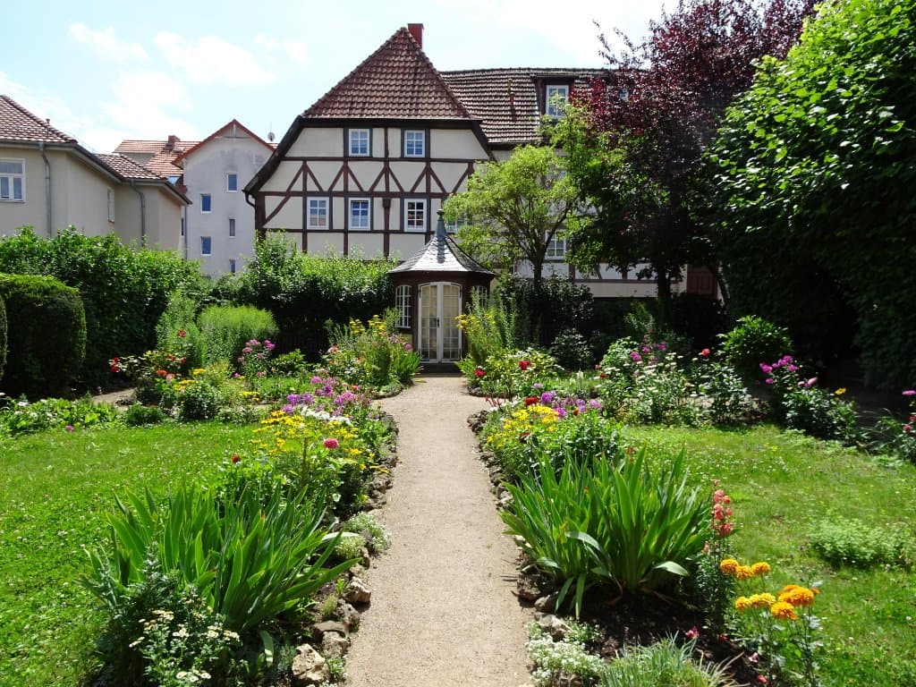 Gartenanlage am Bach Haus.