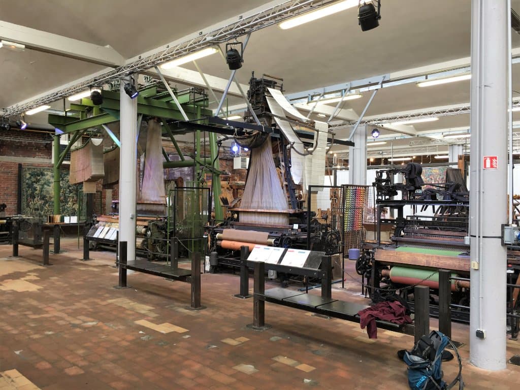 Machines à tisser de plusieurs époques.