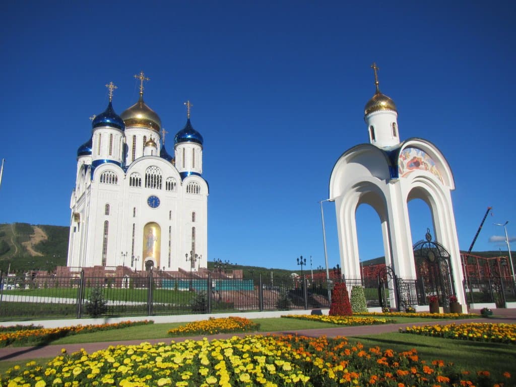 前庭に花が植えられてきれい