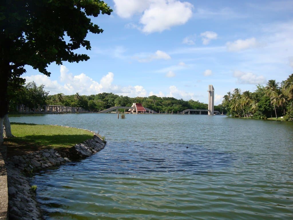 Laguna de Las Ilusiones desde el Parque Tomas Garrido