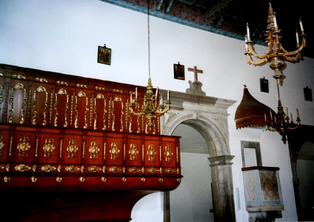 geschnitztes mit Blattgold verziertes Chorgestühl