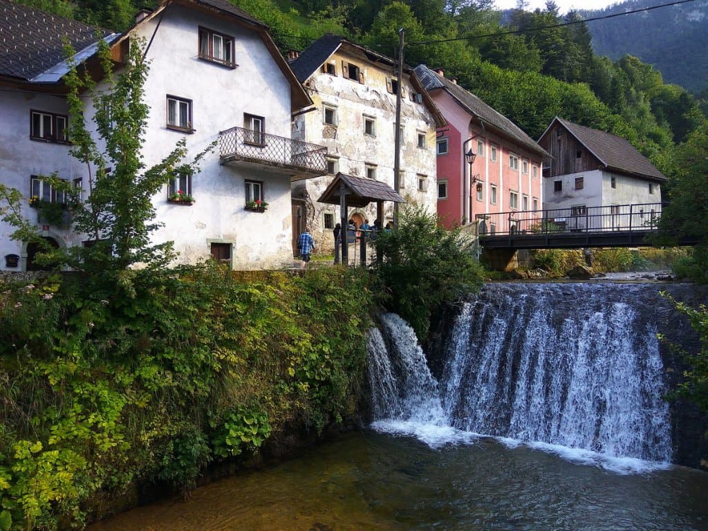 Есть даже свой водопад ))