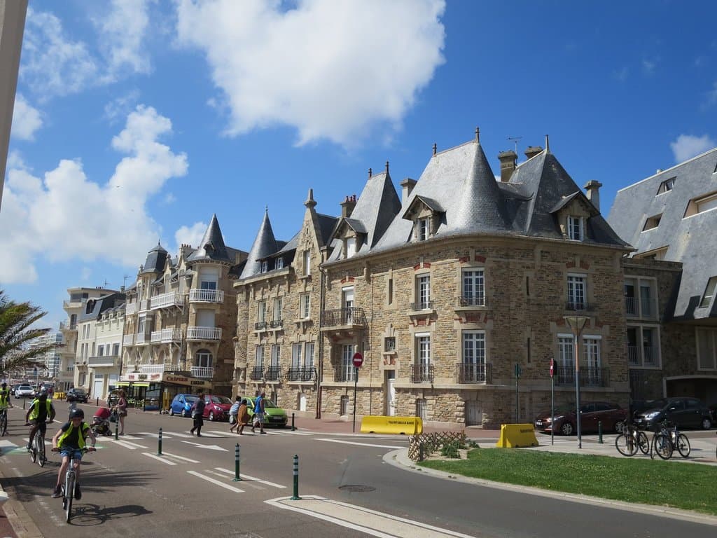 Le long de la plage des sables d'Olonne