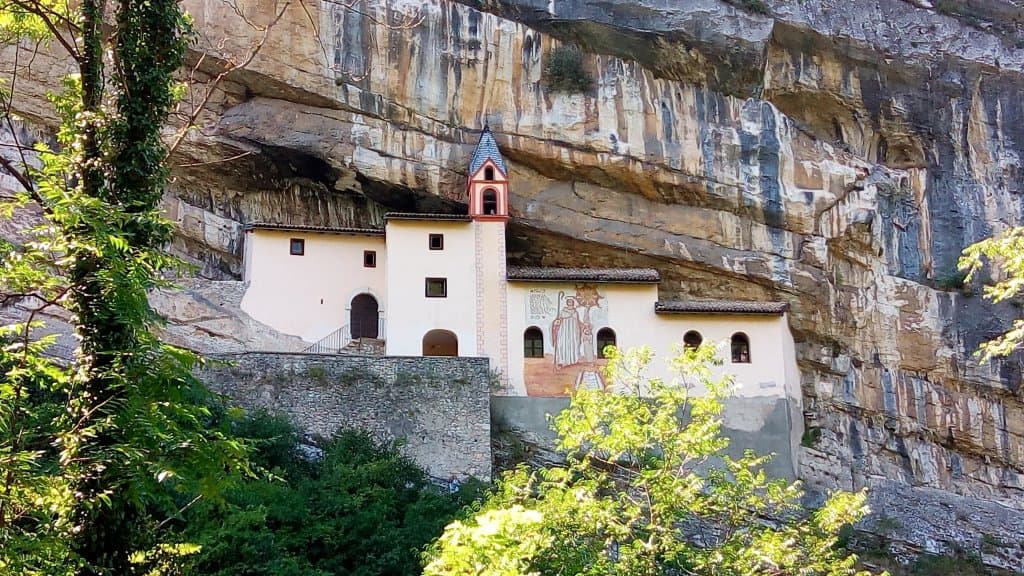 L'eremo tra le rocce.