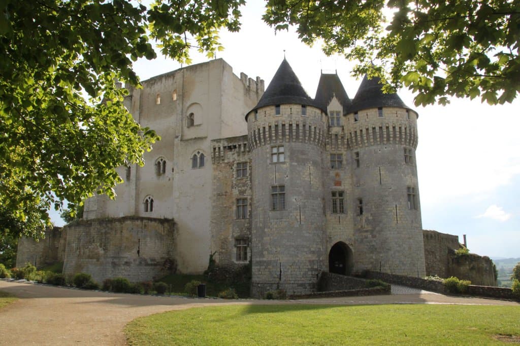 Arrivée devant le châteauSaint-Jean et le musée.