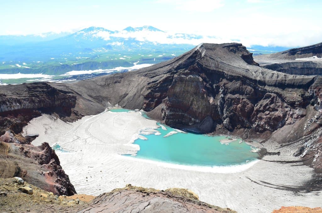 Jezioro w kraterze wulkana.