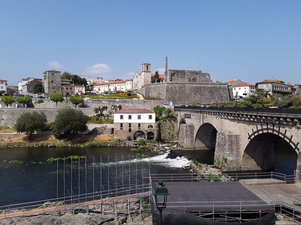 Puente , pazo dos condes de barcelos y detras pazo do solar de pinheiro