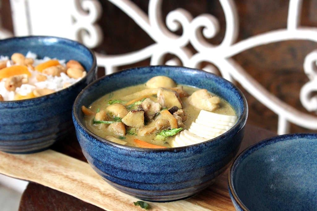 Nosso famoso curry de frango orgânico com arroz jasmim de castanhas e damasco.