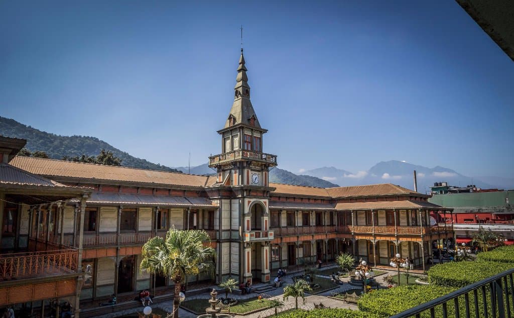 Ubicado dentro del Palacio de Hierro