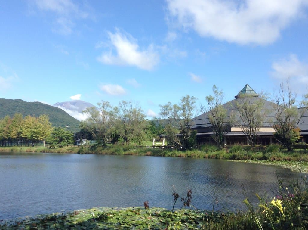 大賀ホールと大賀ホール池(浅間山も）
