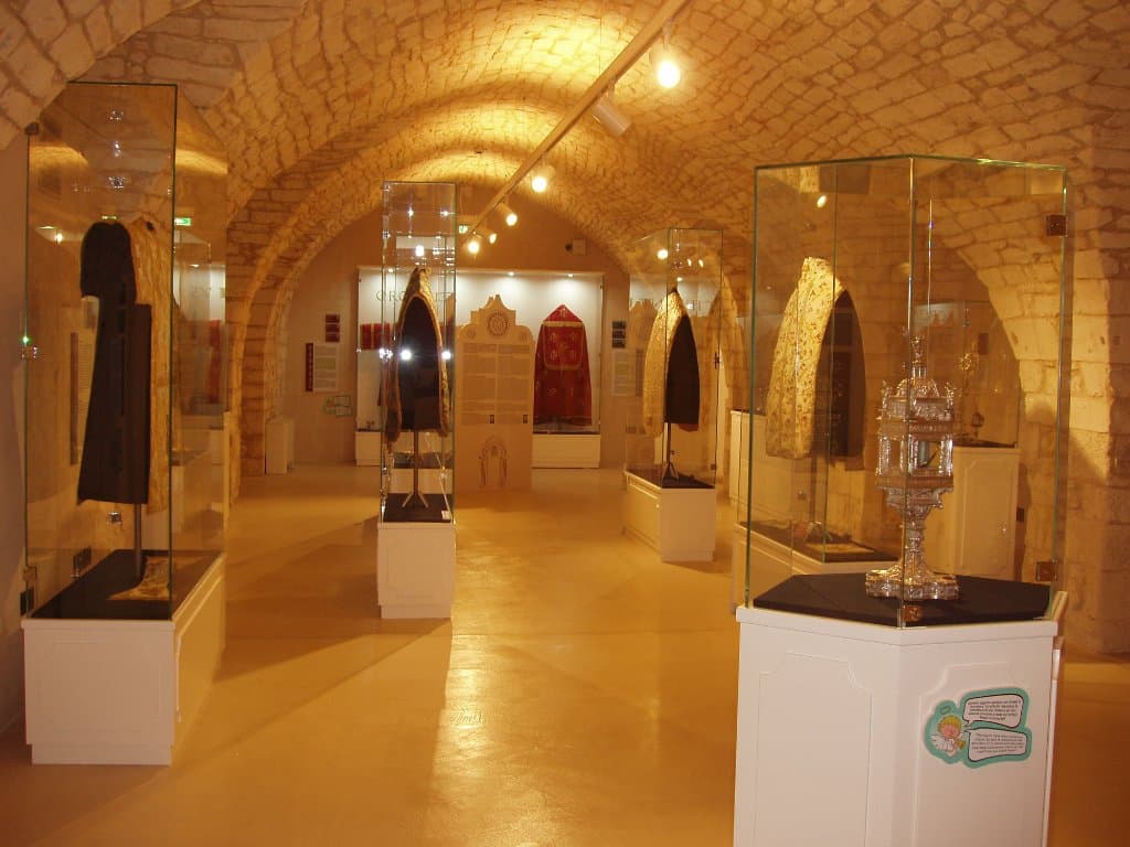 Sala 2: Lo splendore della liturgia. Argenti e paramenti sacri