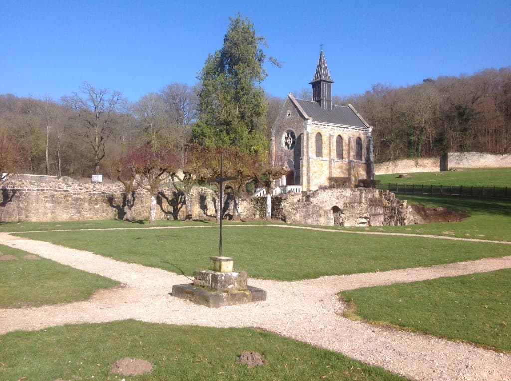 vue de l'ancien cloître de l'abbaye